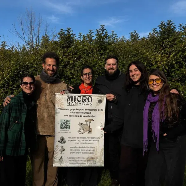 El equipo de Micromanadas al aire libre con la lámina del programa.