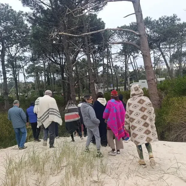 El grupo caminando entre los pinos y las dunas.