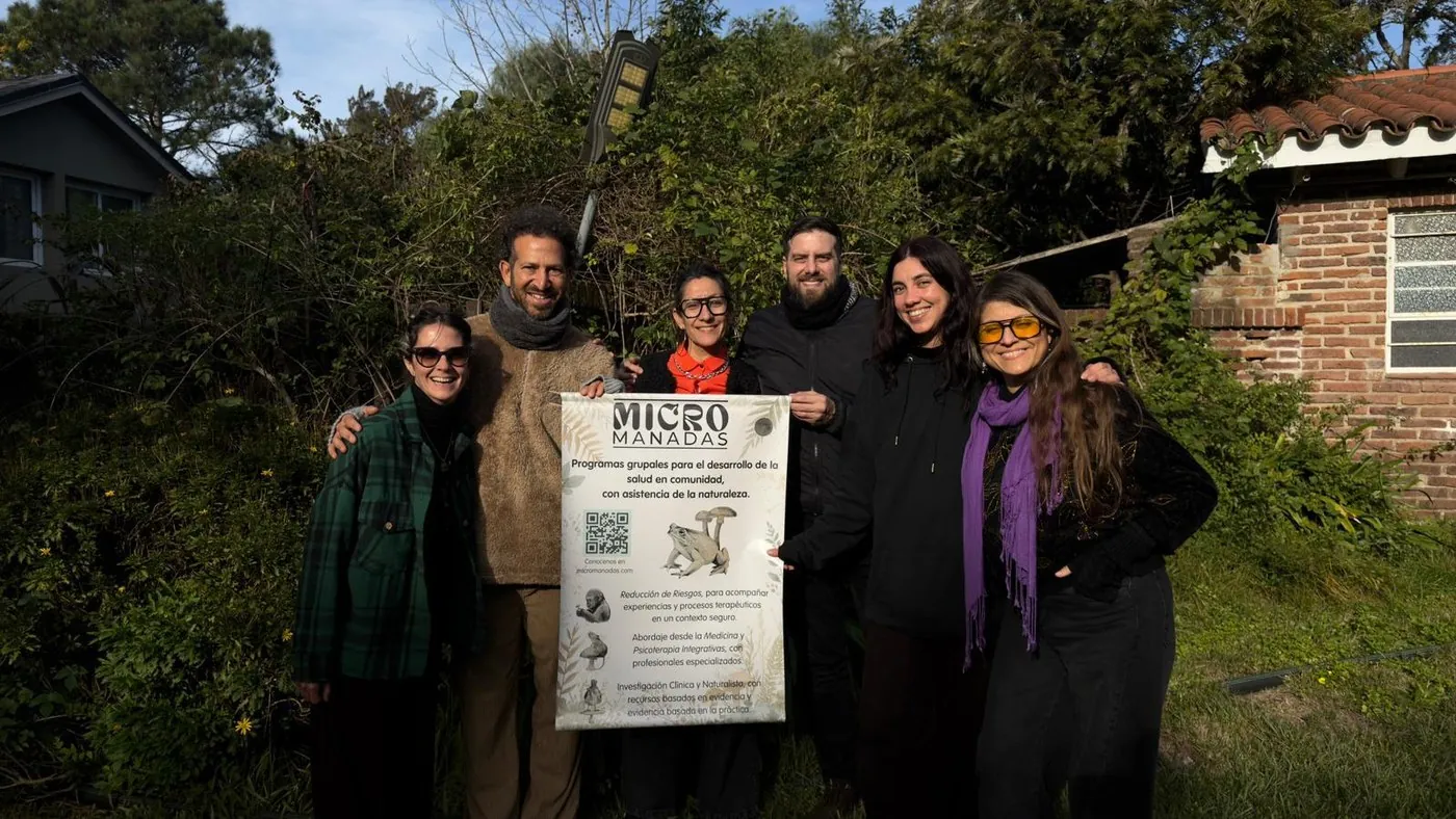 El equipo de Micromanadas al aire libre sosteniendo el cartel del proyecto